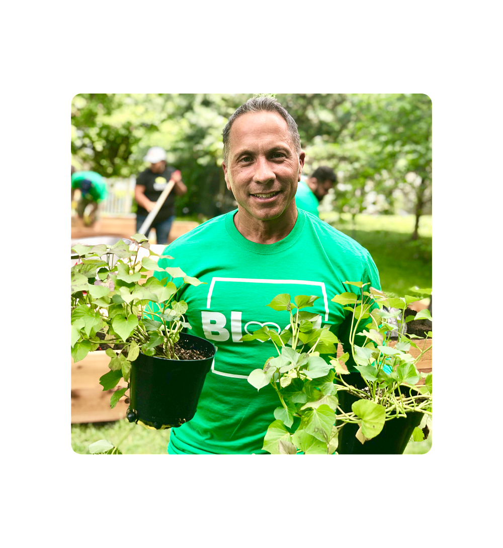H&R Block Employee volunteering as a part of Make Every Block Better